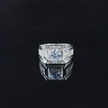 Elegante anello da uomo in argento con moissanite rotonda e piccoli diamanti incastonati - US 7 / Anello in Acciaio