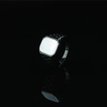 Anello da uomo in acciaio al titanio nero con intarsio in madreperla bianca e trama a catena - US 7