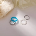 Detail of four-piece mixed set with acrylic resin and silver metal chain rings - Green