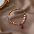 Detailansicht eines handgefertigten Perlenarmbands mit rosa Perlen und Blumenanhänger - Rosa Armband / Rosa
