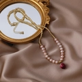 Detailansicht der handgemachten Perlenkette mit Rosenknospe auf Seidenstoff - Rosa Halskette / Rosa