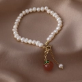 Dettaglio del bracciale di perle d'acqua dolce con ciondolo a forma di cachi - 20# Bracciale di Perle Pesca
