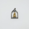Zweifarbiger Buddha-Anhänger aus Titanstahl mit goldener Gottheit im silbernen Bogenrahmen - Mahasthamaprapta (Pferd) / Nur Anhänger (Keine Kette)