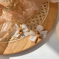 Dettaglio di orecchini a cerchio vintage con fiocchi in organza e orsetti floccati - Orecchini Orso con Fiocco Bianco (17451)