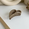 Vue détaillée d'une grande pince à cheveux cœur café mat sur surface minimaliste - Style Cœur (18054)