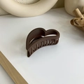 Détail d'une pince à cheveux mate marron foncé en forme de cœur sur surface blanche - Style Cœur (18055)
