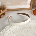 Primer plano de la diadema de cuero blanco crema con textura mate y forro de alta calidad - Pequeño / Blanco Crema
