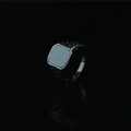 Anello minimalista in acciaio al titanio nero opaco con faccia rettangolare e trama - US 7