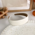 Detalle de la diadema de cuero sintético blanco crema con un forro interior antideslizante - Grande / Blanco Crema