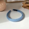 Dettaglio del cerchietto imbottito fatto a mano in tessuto azzurro con finitura testurizzata - Stile Fatto a Mano in Tessuto Twill / Celeste (11# 17723E)