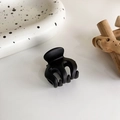 Pince à cheveux noire mate minimaliste avec structure à cinq griffes sur fond blanc pur - Pince à Cinq Griffes Givrée (9# 18084)
