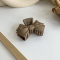 Dettaglio della molletta per capelli marrone opaco a fiocco con finitura satinata e denti - Stile Fiocco (18070) / Caffè Chiaro