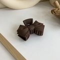 Gros plan détaillé de la pince à cheveux nœud marron foncé mat avec texture givrée - Style Nœud (18071)