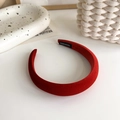 Detalle de la diadema de terciopelo rojo que muestra la etiqueta artesanal y textura - Rojo