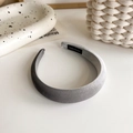 Primer plano de la diadema de terciopelo plateado con etiqueta interior hecha a mano - Gris