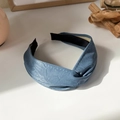 Dettaglio del cerchietto blu con trama in ecopelle e fodera interna nera morbida - Stile Texture Pelle con Nodo Intrecciato / Blu Nebbia (15# 18033)
