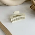 Gros plan d'une pince à cheveux rectangulaire crème mate sur fond esthétique épuré - Style Rectangle (18073)