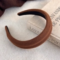 Gros plan sur le serre-tête éponge marron tricoté avec couronne haute et doublure antidérapante - Tricot Sergé Brun (27502E)