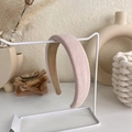 Dettaglio della trama del cerchietto in velluto rosa e fodera interna beige - Velluto a Coste Rosa