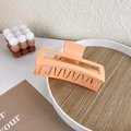 Pinza para el cabello rectangular naranja mate minimalista en un plato de madera - Naranja