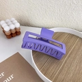 Primer plano de la pinza de pelo cuadrada violeta mate con textura suave esmerilada - Morado
