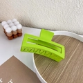 Vista de cerca de una pinza para el cabello rectangular verde brillante mate - Verde Hierba
