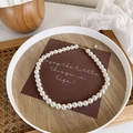 Vista detallada de collar de perlas blancas elegante con cierre dorado ajustable decorado - 10mm