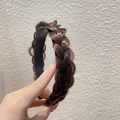 Dettaglio del cerchietto a treccia marrone scuro con texture di capelli sintetici realistici - Caffè Chiaro