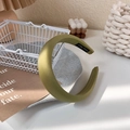 Gros plan du serre-tête en satin vert herbe avec étiquette Hand Made à l'intérieur - Vert