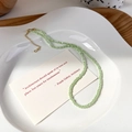 Dettaglio della collana di perle di cristallo verde chiaro con catena di estensione dorata - Collana Verde