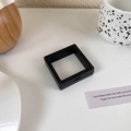 Dettaglio di una scatola per gioielli galleggiante in pellicola PE nera con pulsante PUSH antipolvere - Stile A Confezione Regalo Nera (7x7cm)