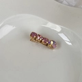 Detailansicht der Haarspange mit rosa und lila Strasssteinen auf weißem Tablett - Zarter Rosa Strass (B)