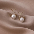 Elegante goldene X-förmige Ohrstecker mit funkelnden Kristallen und weißer Rundperle - Goldene Perle Kreuz Stil (17497)
