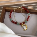 Bracciale con perline rosse con ciondolo a coniglio di giada e luna in oro - Stile Coniglio Lunare (Immagine Principale)