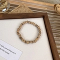 Detail von Perlenarmband mit natürlichen Holzflocken und Muschelsteinen im Retro-Stil - Holzperlen