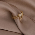 Detalle de un anillo de mariposa dorado de doble capa con alas de nácar y circonitas pavé - Dorado
