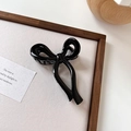 Detalle de pinza para el cabello con lazo negro elegante en acabado de resina brillante - Negro Brillante