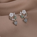 Pendientes de plata S925 con flores de nácar, circonitas y corazones sobre satén marrón - Plata Corazón Verde Gris / Plateado