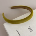 Detalle de diadema de terciopelo verde musgo que muestra textura suave y forro interior - Verde matcha