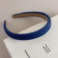 Detalle de diadema de terciopelo azul marino con forro antideslizante y textura - Azul lago