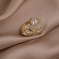 Detalle de anillo dorado ajustable con circonita de pera y diseño de lazo brillante - Estilo Lazo de Strass en Forma de Lágrima (3# 15169)