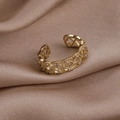 Détails macro de la bague géométrique dorée avec accents étincelants en zircon - Style Treillis Creux Strass (10# 16791B)