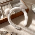 Dettaglio della fascia per capelli con orecchie di orso in peluche per la cura del viso - Bianco