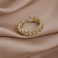 Gros plan sur bague gourmette dorée sertie de zircons sur tissu de soie champagne - Style Chaîne Cubaine Strass (11# 21187)