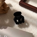 Detalle de una pinza para el pelo negra flocada sobre un fondo de tela con textura - 3.5cm / Negro