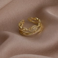 Detailansicht des goldenen Doppelringes mit Zirkonia-Besatz und marquiseförmigem Stein - Hohlketten-Mittelteil-Stil (5# 15456)