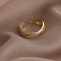 Detailansicht goldener mehrreihiger Ring mit Zirkonia auf glänzendem Satinstoff - Mehrschichtiges Verflochtenes Design (8# 15625)