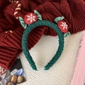 Détail d'un serre-tête de Noël en peluche verte avec baies rouges et motifs flocons - Vert Flocon de Neige Nœud