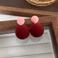 Detailansicht von roten und rosa beflockten Samtohrringen in einer Schmuckbox - Doppelter Samtball-Stil (22# 24303B)