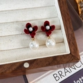 Detailansicht von Vintage-Ohrringen mit roten Blumen und weißen Perlen in einer Holzschachtel - Beflockung Blumenperlen-Stil (30# 24455A)